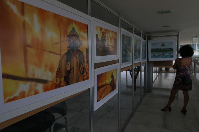 Exposicao no Centro de Atendimento ao Turista na Praca dos 3 Poderes, mostra rotina dos bombeiros pintada em aquarela.