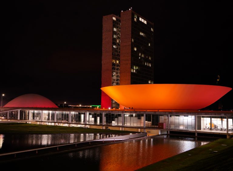 Congresso iluminado recebe iluminação especial na cor vermelho “Dia Internacional da Hemofilia”
