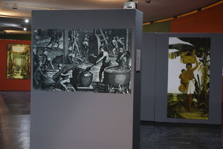 Abertura da exposição Índios: Os Primeiros Brasileiros, no Memorial dos Povos Indígenas, em Brasília. As imagens e documentos expostos permitem que o público viaje pela história do Brasil e dos povos indígenas. 