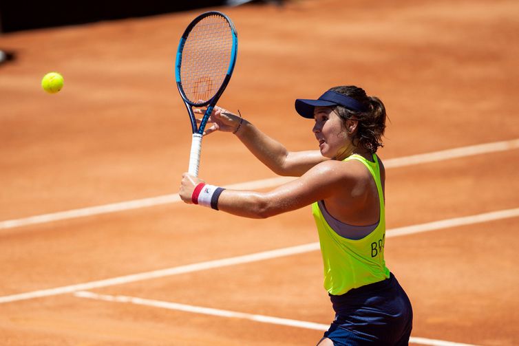 Gabriela Cé of Brazil plays in her match against Laura Siegemund of Germany during the Qualifiers Fed Cup tie between Brazil and the Germany at the Costão do Santinho on February 08, 2020 in Florianópolis, Brazil