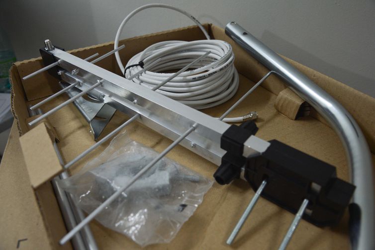 Beneficiário de Programas Sociais no DF Recebe Kits composto por antena e continuem assistindo TV em seus aparelhos Antigos após desligamento em 26 de Outubro.