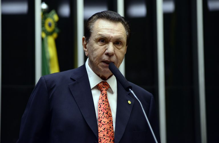 Deputado Carlos Bezerra discursa no Plenário da Câmara