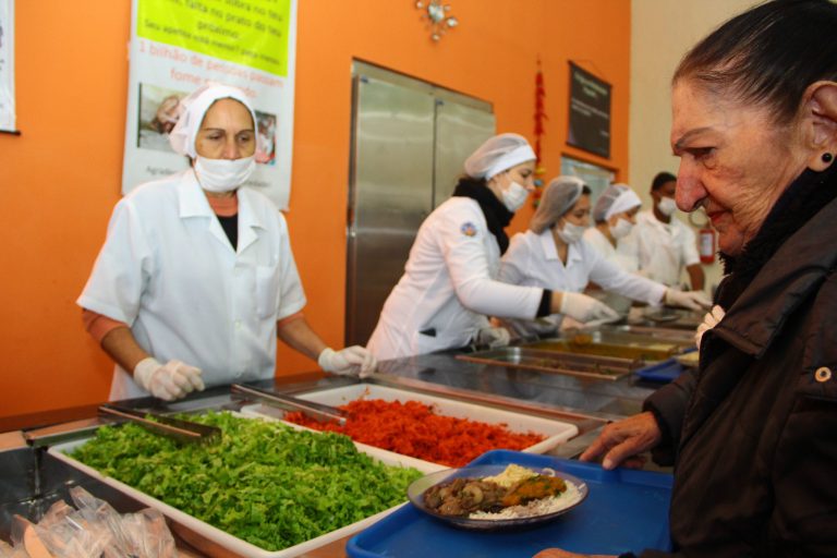 Direitos Humanos - idoso - alimentação saudável saúde refeição terceira idade segurança alimentar restaurante comunitário baixa renda pobreza pobres assistência social (restaurante comunitário de Pelotas-RS)