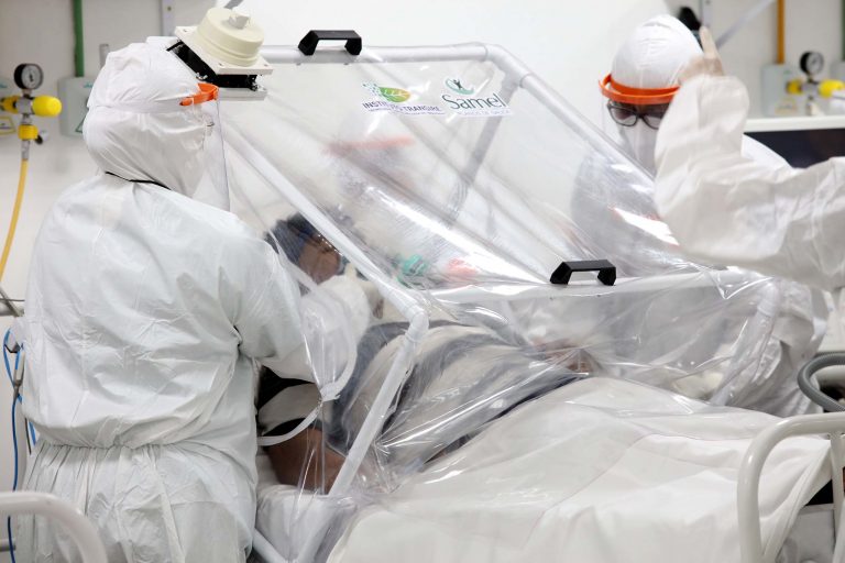 Saúde - doenças - coronavírus Covid-19 pandemia UTIs hospitais leitos internação equipes profissionais enfermeiros médicos enfermagem tratamento (paciente isolado na UTI de hospital de campanha em Manaus)