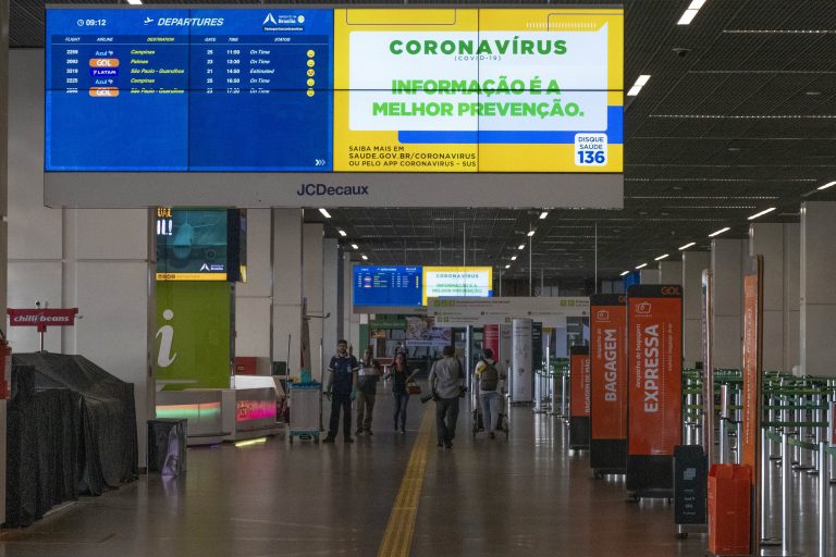 Saúde - doenças - coronavírus Covid-19 pandemia prevenção contágio contaminação quarentena isolamento transporte aéreo aviação (aeroporto de Brasília)