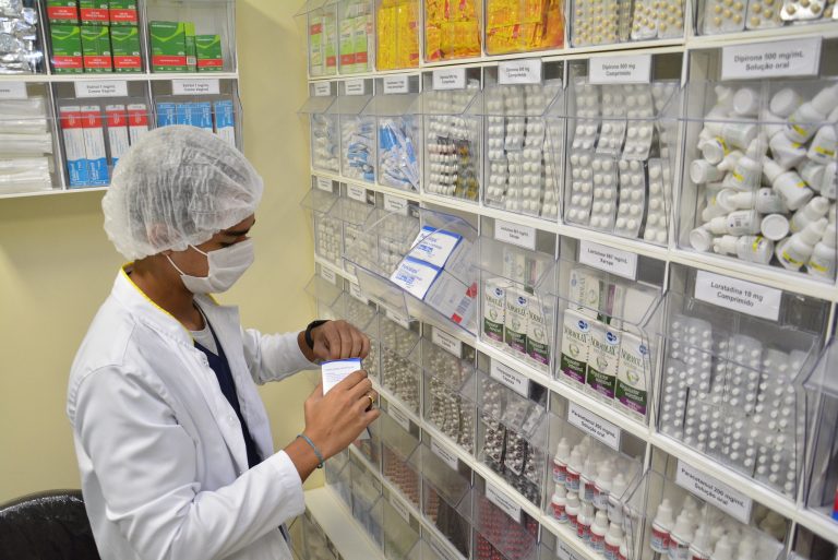 Saúde - remédios - farmácia hospitalar medicamentos insumos infraestrutura hospitais enfermeiros enfermagem farmacêuticos (Clínica da Família Carmen Nicolau, Manaus-AM)