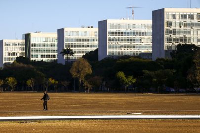 Brasília - esplanada - ministérios funcionalismo reformas administrativa servidores públicos despesas pessoal funcionários setor público administração pública Câmara dos Deputados Poderes Parlamento Legislativo Executivo