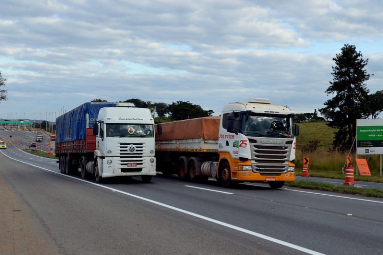 caminhões em estrada