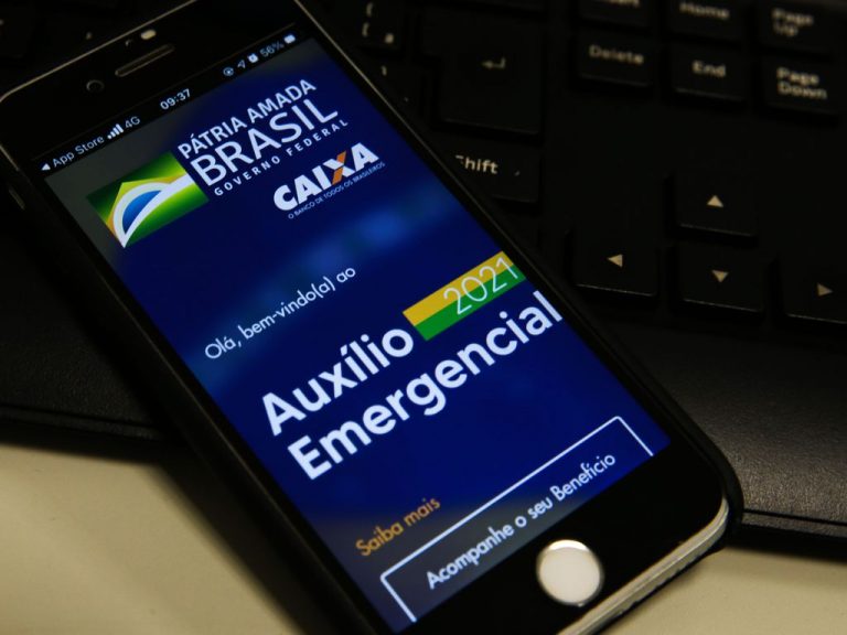 Assistência Social - benefício - auxílio emergencial - auxílio 2021 - pandemia - covid-19 - celular na tela do aplicativo do benefício emergencial