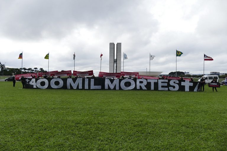 Manifestação em frente ao Congresso Nacional cobra responsabilidade dos governantes frente ao combate da pandemia da covid-19 no Brasil. A manifestação é em memória aos mais de 400 mil brasileiros mortos pela covid-19, na manhã desta sexta-feira. Manifestantes exibem faixa que diz: "400 mil mortes".