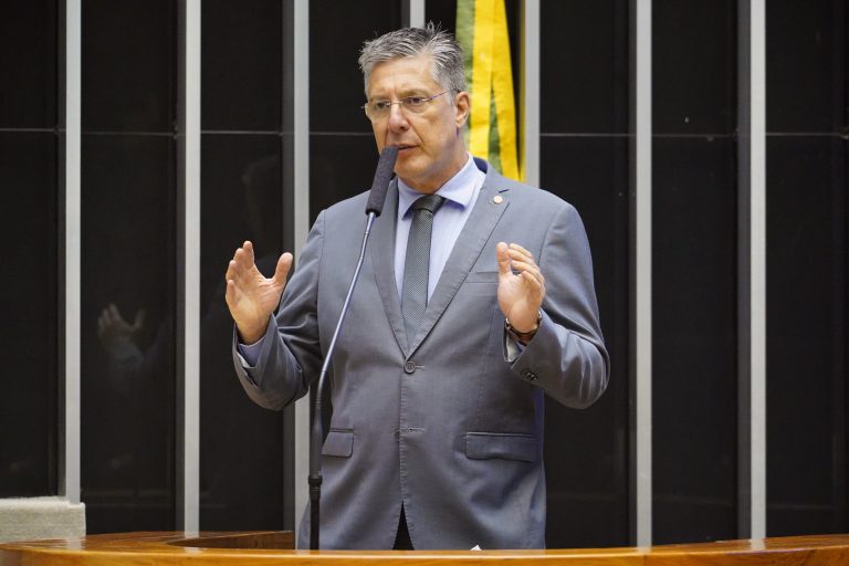 Deputado Guiga Peixoto discursa no Plenário da Câmara