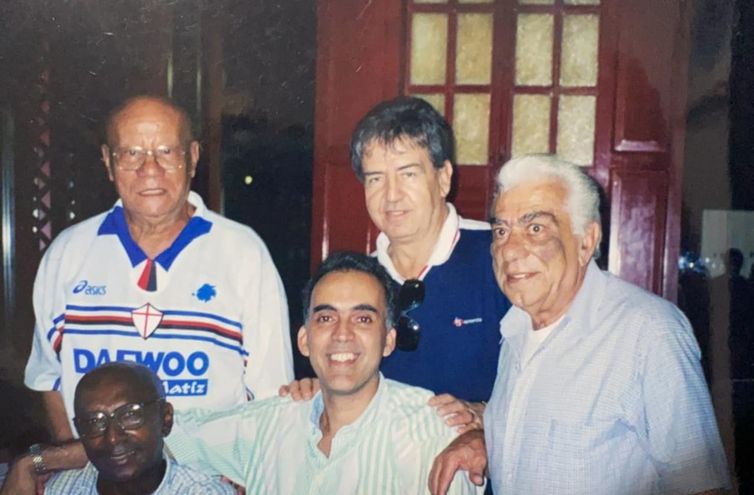 Januário de Oliveira (ao centro, de camisa azul), juntamente com a equipe de comentaristas e jornalistas esportivos da TV Brasil.