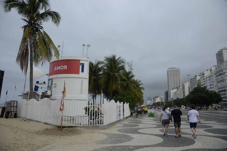 Postos de salvamento em Copacabana recebem painéis em comemoração ao mês do Orgulho LGBTQIA+, que acontece em junho.