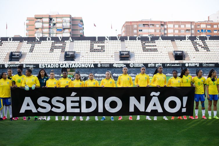 Protesto contra assédio antes do amistoso contra a Rússia