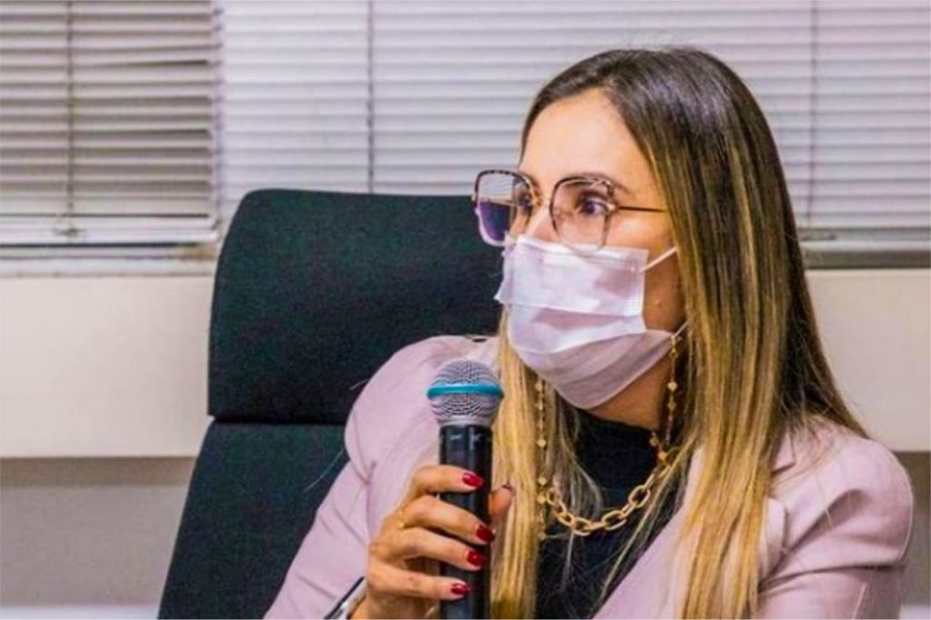 Secretária adjunta Cheila Mendonça reforça que requerimentos são distribuídos sem distinção de prioridade (Foto: Ascom/Sedet)