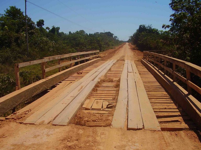 Ponte de madeira na estrada