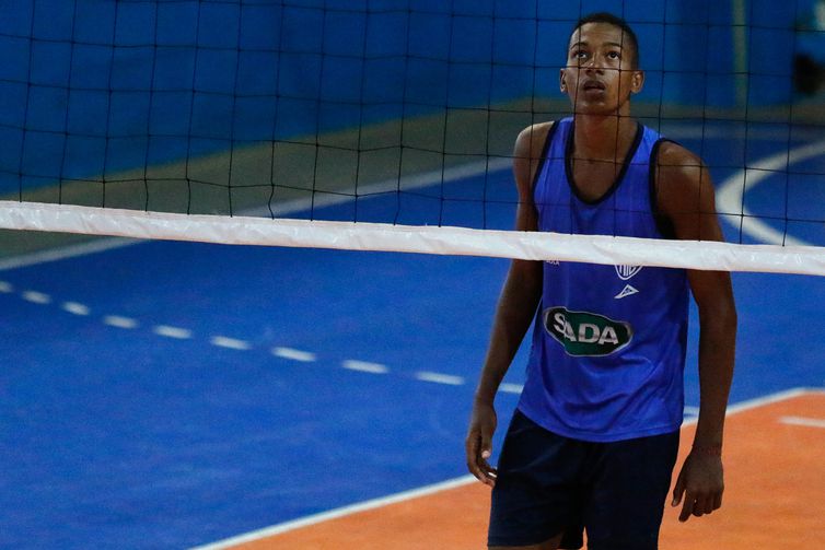 Allan Lopes Cardoso, atleta da ex-equipe de categorias de base de voleibol do Botafogo, treina em instalações cedidas pelo Grajaú Country Club, após o encerramendo das atividades da modalidade.
