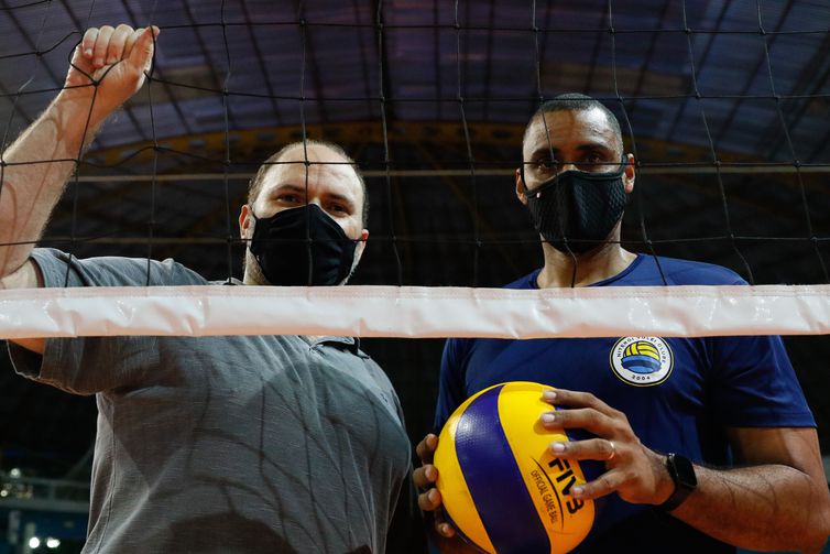 O empresário Roberto Pereira da Costa e o treinador Walner Santos, da ex-equipe de categorias de base de voleibol do Botafogo. em instalações cedidas pelo Grajaú Country Club, após o encerramendo das atividades da modalidade.