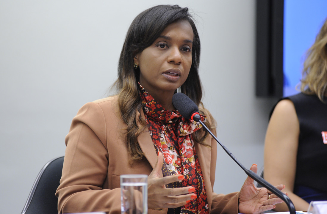 Audiência pública sobre o PL 2390/15, que altera a Lei nº 8.069, de 12 de julho de 1990, criando o Cadastro Nacional de Acesso à Internet. Dep. Tia Eron (PRB-BA) Deputada Tia Eron está sentada falando ao microfone