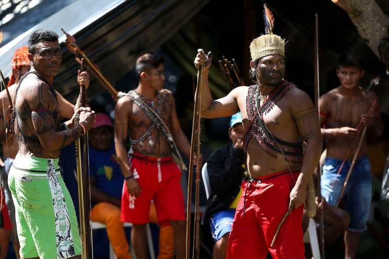 Índios pintados e com lanças