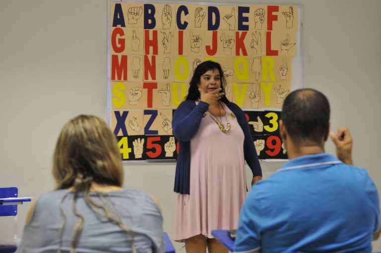 Direitos Humanos - deficiente - aula de Libras língua brasileira de sinais surdos surdez deficiência auditiva