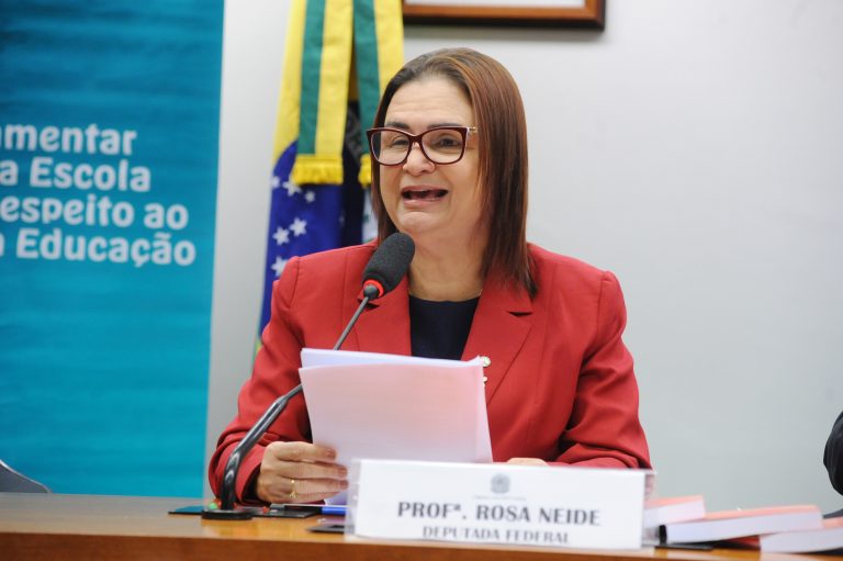 Deputada Professora Rosa Neide fala olhando ao microfone