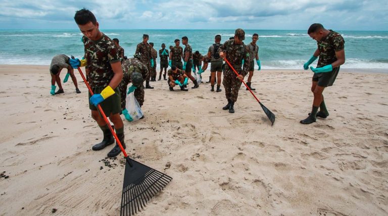 Meio Ambiente - geral - vazamento óleo praias Nordeste exército