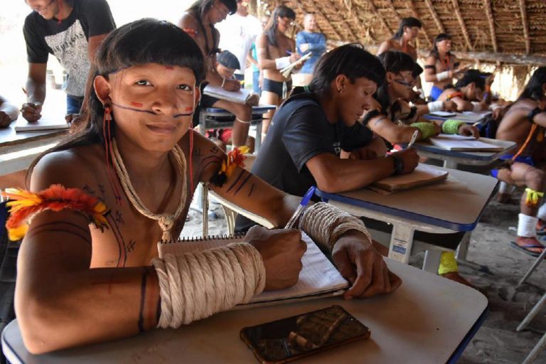 Direitos Humanos - índios - educação indígenas (aldeia Halataikwa, da etnia Enawenê-nawê)