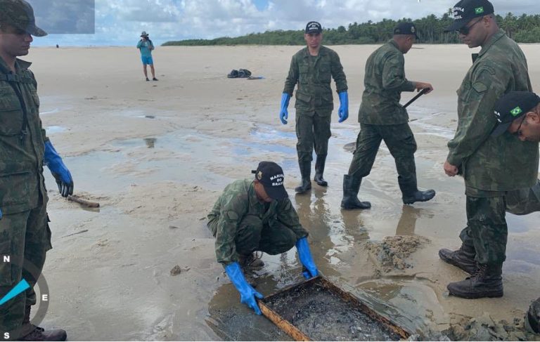 Meio Ambiente - geral - derramamento óleo praias acidente tragédia ambiental (Militares da Marinha recolhem óleo na praia de Mamucabinhas, Tamandaré-PE)