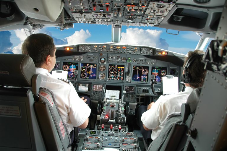 Transporte - aviação - pilotos aeronaves cabine avião aeronautas voo