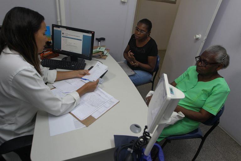 Saúde - hospitais - consultas médicos atendimento idoso terceira idade tratamento acompanhante receita médica prontuário