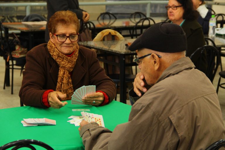 Direitos Humanos - idoso - convivência jogos cartas lazer baralho passatempo