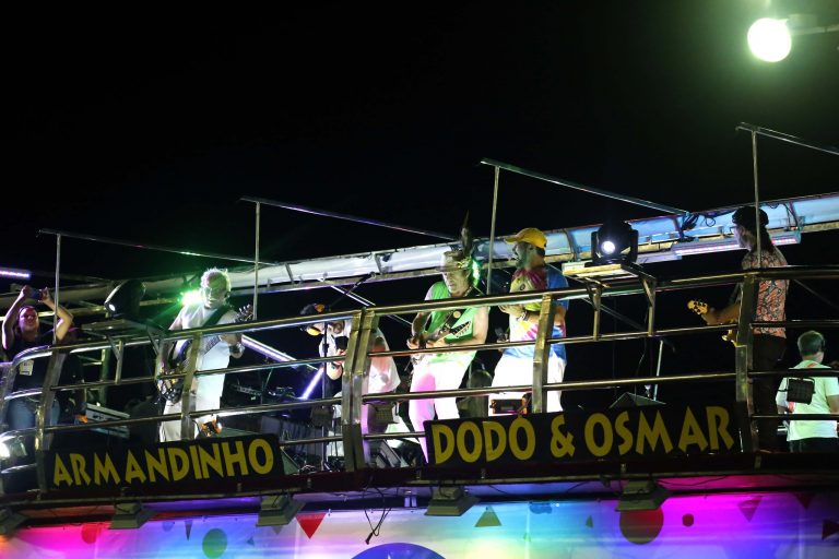 Cultura - popular - Carnaval trio elétrico axé music música baiana blocos carnavalescos (trio de Armandinho, Dodô e Osmar em Salvador-BA)