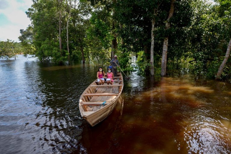 Saúde - coronavírus - Covid-19 pandemia índios indígenas ribeirinhos máscaras prevenção contágio contaminação barcos transporte fluvial Amazônia