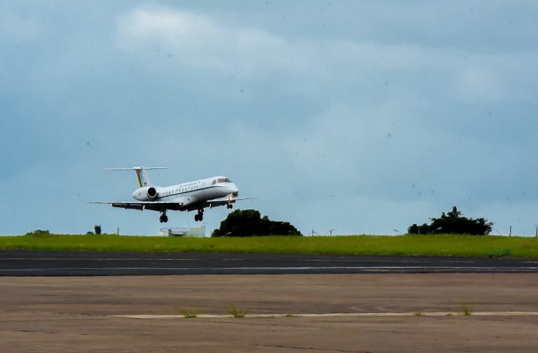 Transporte - aviação - aeroportos regionais avião aviões pequeno porte executivos (aeroporto de Uberaba-MG)
