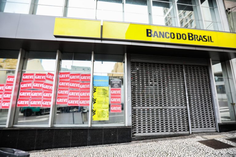 Economia - geral - bancos - Banco do Brasil - greve - greve dos bancários - funcionários do Banco do Brasil realizam paralisação nacional. As mudanças anunciadas pelo BB preveem fechamento de centenas de unidades, demissão de 5 mil de trabalhadores, descomissionamento de funções e extinção do cargo de caixa.
