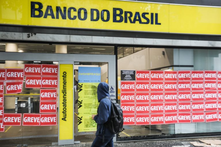 Economia - geral - bancos - Banco do Brasil - greve - greve dos bancários - funcionários do Banco do Brasil realizam paralisação nacional. As mudanças anunciadas pelo BB preveem fechamento de centenas de unidades, demissão de 5 mil de trabalhadores, descomissionamento de funções e extinção do cargo de caixa.