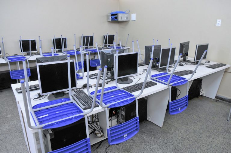 Llaboratório de informática em escola pública