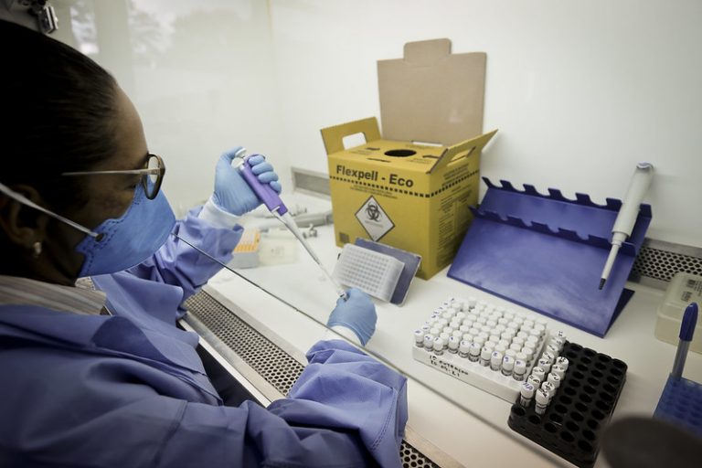 Saúde - laboratórios - pesquisa - pesquisador - pandemia - Covid-19 - coronavírus - variantes - Lacen-DF desenvolve estratégias de sequenciamento genômico para variantes do novo coronavírus