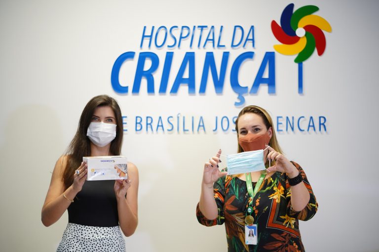 Câmara doa 7 mil máscaras, recebidas do governo do Viatnã, ao Hospital da Criança. Chefe de Gabinete, Natália Morato e Paula Muraro Tassea, Gerente de experiência do paciente