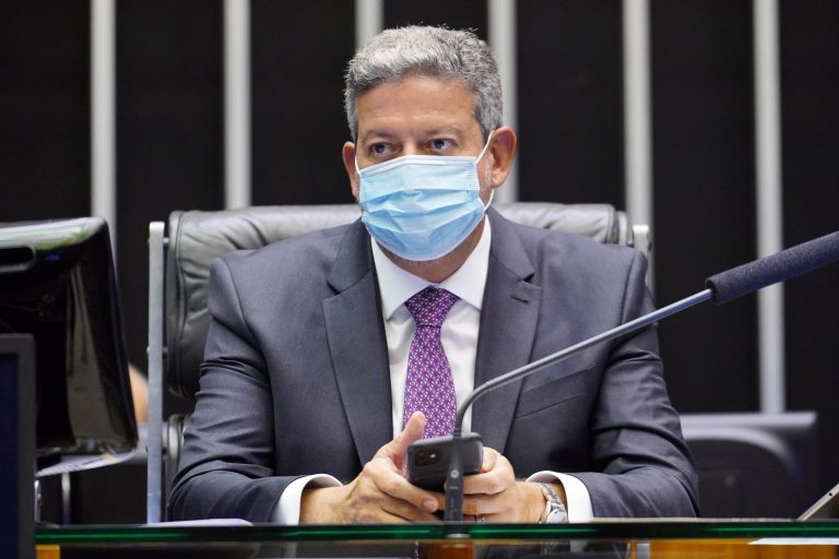 Lira preside a sessão do Plenário