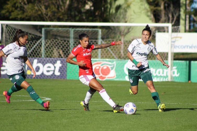 Palmeiras 3 x 2 Internacional, Brasileiro Feminino - Ottília é a da DIREITA. - Fabi Simões, jogadora do Inter - em 03/06/2021