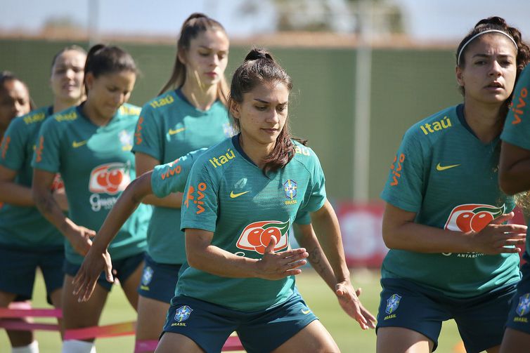 Letícia Santos (centro da foto) - seleção brasileira feminina de futebol - treino