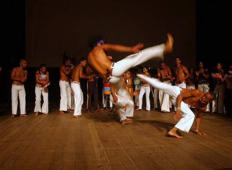 Grupo de capoeira do Centro Cultural Sol Nascente da Cidade Satelite de Ceilandia (DF), faz durante aula inaugural do segundo grupo de alunos inscritos no Projovem-DF Foto: Elza Fiúza/ABr