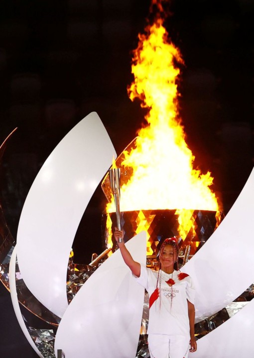 A tenista japonesa, Naomi Osaka acendeu a Pira Olímpica em clima de emoção.