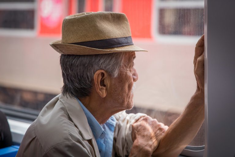 Direitos Humanos - idoso - transportes trem metrô passageiros