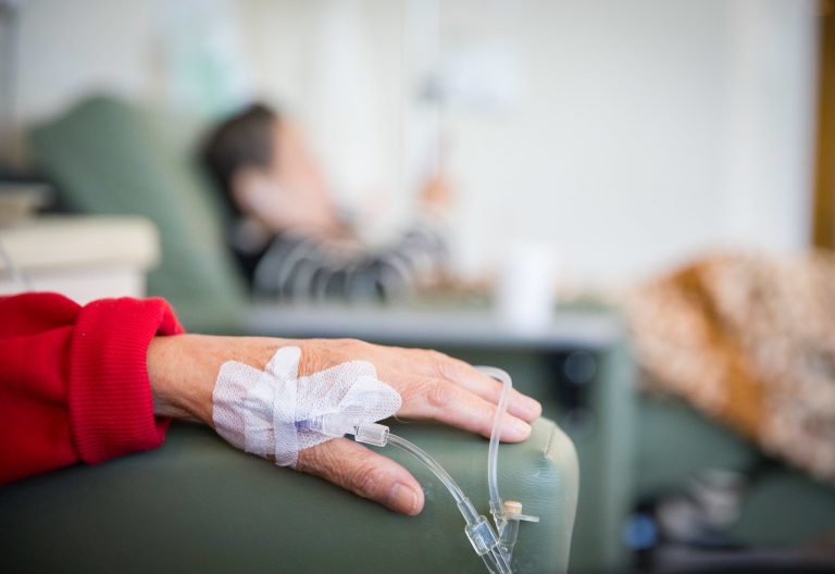 Uma mão com um cateter para administrar a medicação