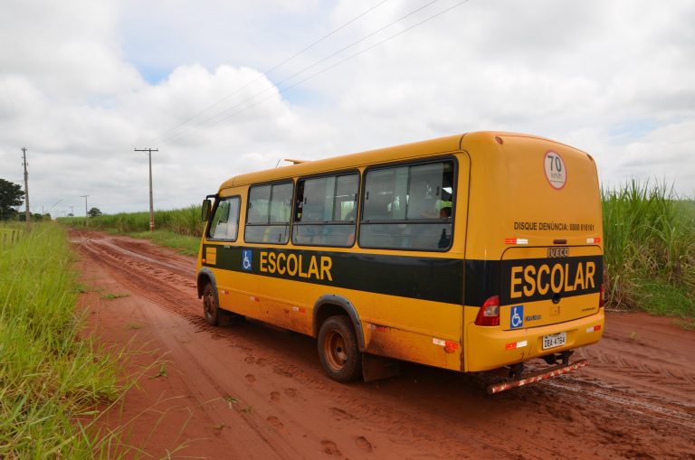 Transportes - transporte escolar - rural fazendas alunos rurais estradas terra ônibus alunos