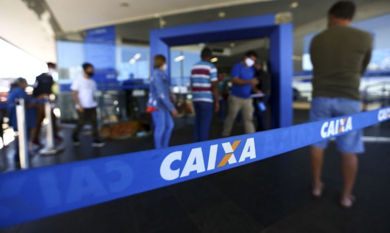 Economia - Dinheiro - Bancos - auxílio emergencial - Fila na Caixa Econômica Federal