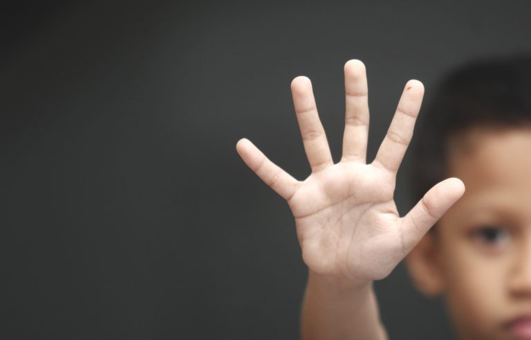 Direitos Humanos - criança - violência doméstica - criança agredida - conceito violência - menino mostra a mão